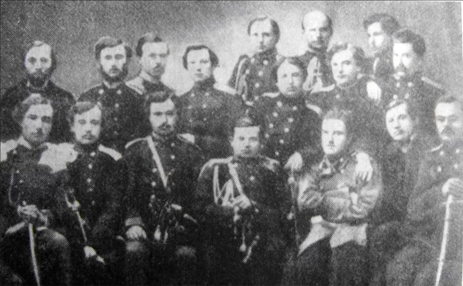Міладоўскі (стаіць першы справа) сярод членаў рэвалюцыйнай арганізацыі ў Санкт-Пецярбургу. 1861 год.