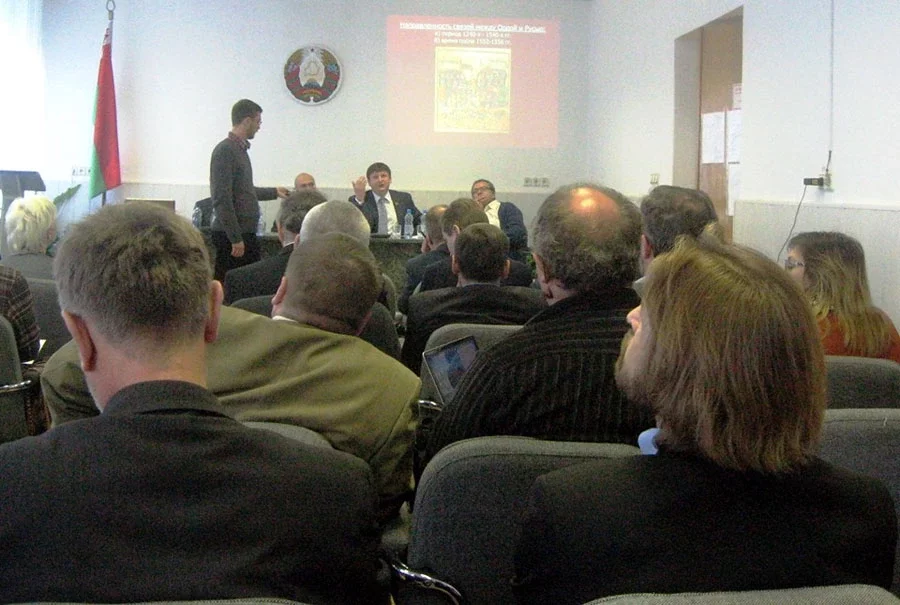 Игорь Марзалюк (в президиуме) и его оппонент Геннадий Саганович (на фото — спиной справа) в ходе конференции.