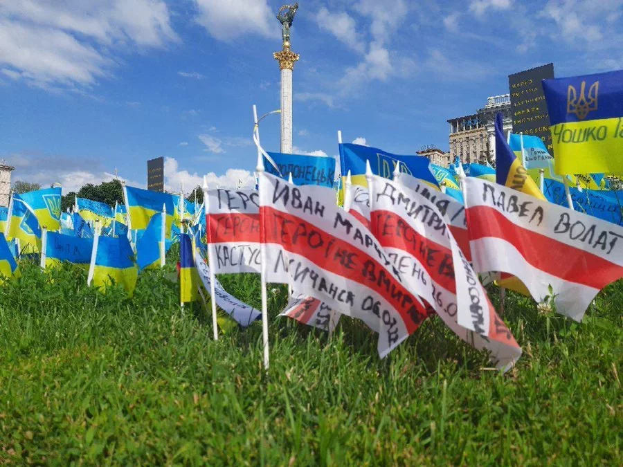 Сцягі з імёнамі загінулых за Украіну беларусаў на кіеўскім Майдане