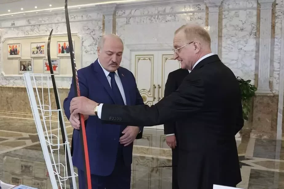 Гусаков показывает Лукашенко лыжи, сделанные в Телеханах, 2022 год. Фото: сайт Лукашенко