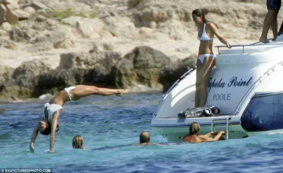 Сястра Кейт Мідлтан Піпа робіць бездакорны скачок у ваду. Кейт назірае з яхты.