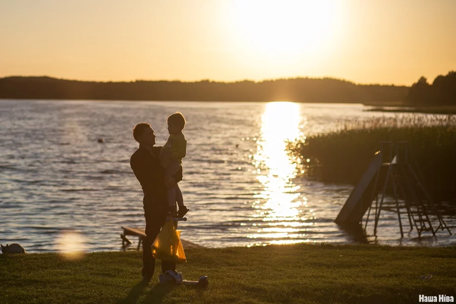 dad and his child sunset папа и ребенок на фоне заката
