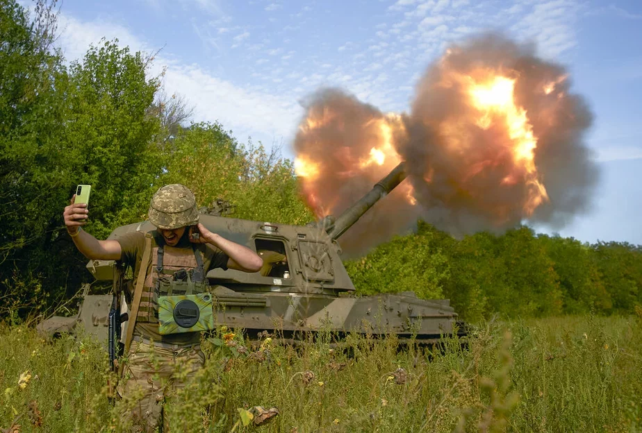 Украінскі вайсковец робіць сэлфі на фоне гарматы. Данецкі фронт, 3 верасня. AP Photo / Kostiantyn Liberov