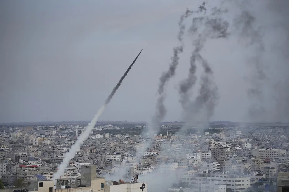 Paleścinskija bajeviki zapuskajuć rakiety z Hazy ŭ bok Izraila. Fota: AP Photo / Hatem Moussa
