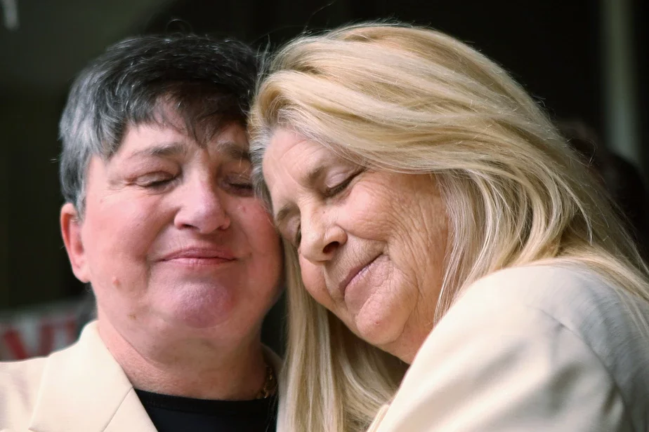 Першая пара жанчын, якая ажанілася ў Каліфорніі пасля легалізацыі аднаполых шлюбаў. David McNew / Getty Images