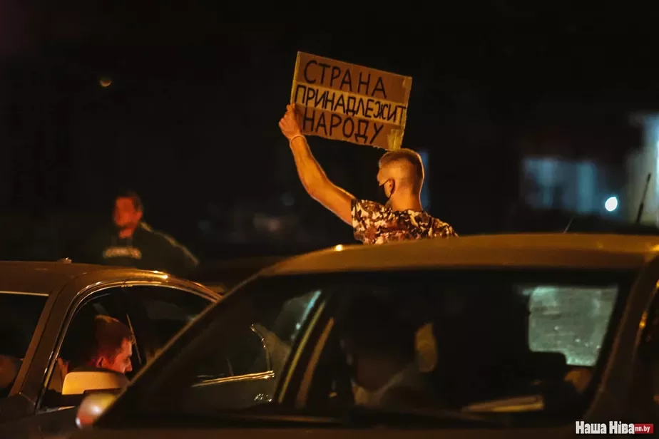 Минск, Серебрянка. Человек держит самодельный плакат