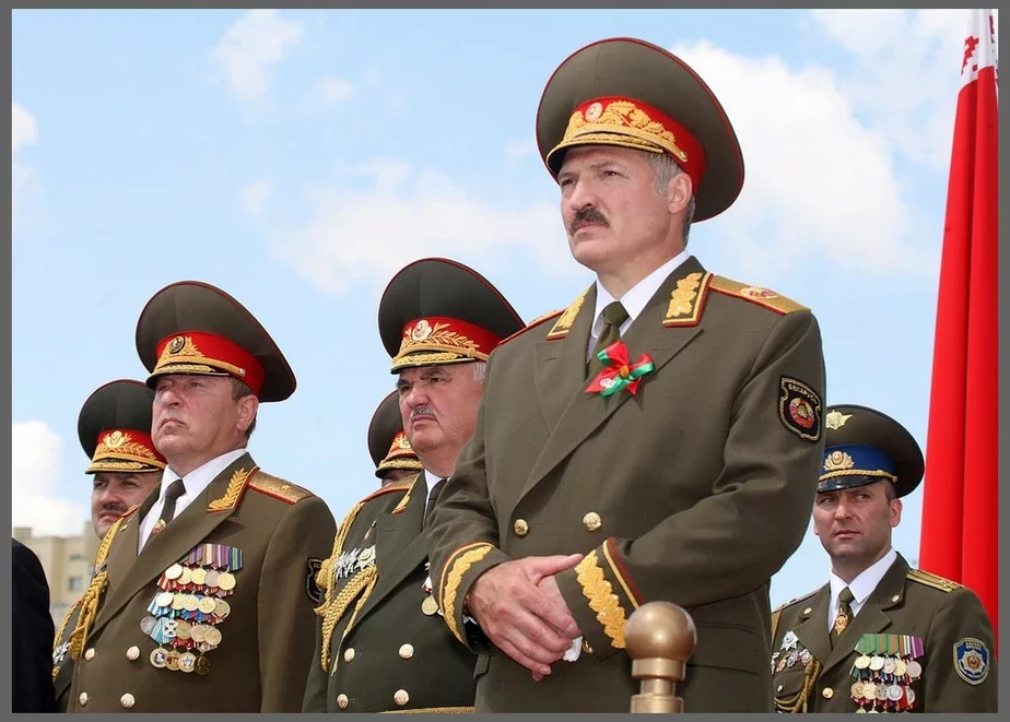 Андрей Втюрин (справа от Александра Лукашенко)