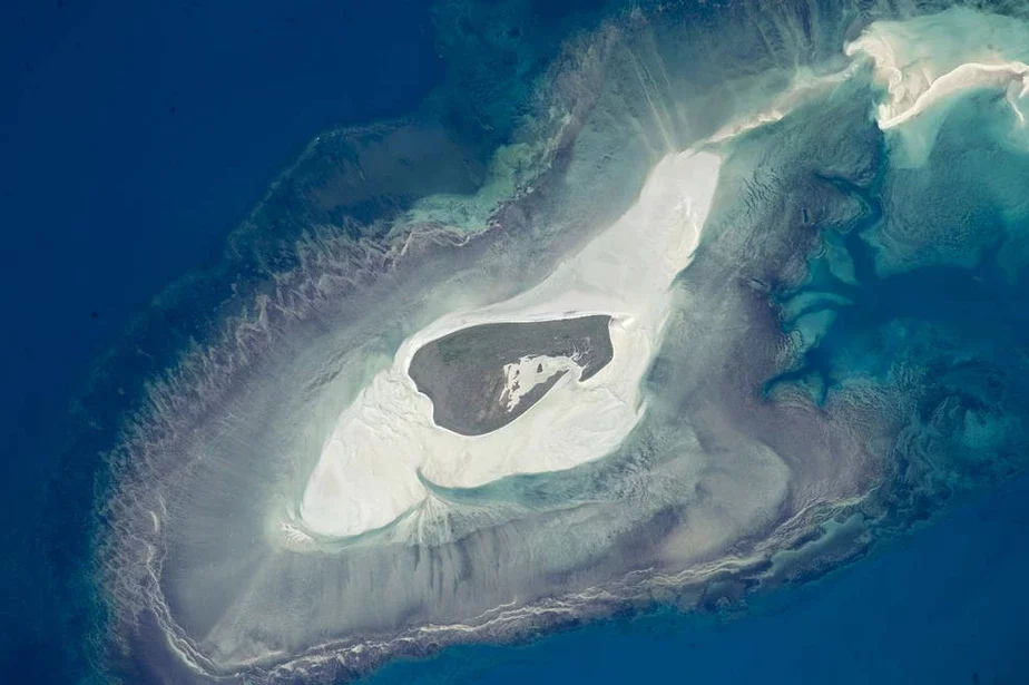 Остров Адель на северо-западе Австралии. Некоторым в его фоорме видится контур исторического герба «Погоня», фото 11 июня 2015 г.