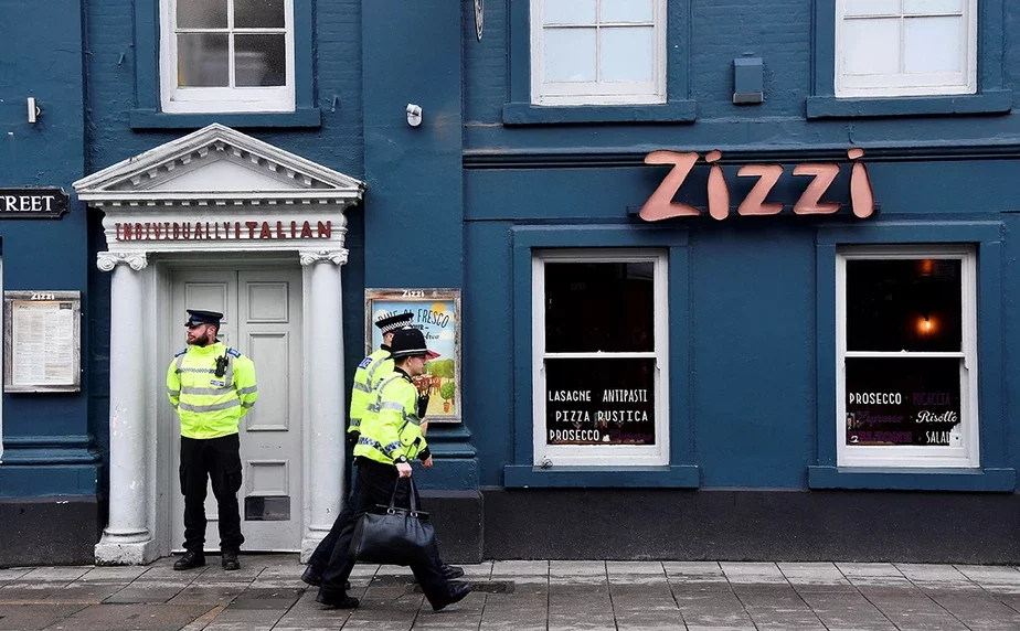 Полицейские у ресторана в британском Солсбери, фото: Toby Melville / Reuters