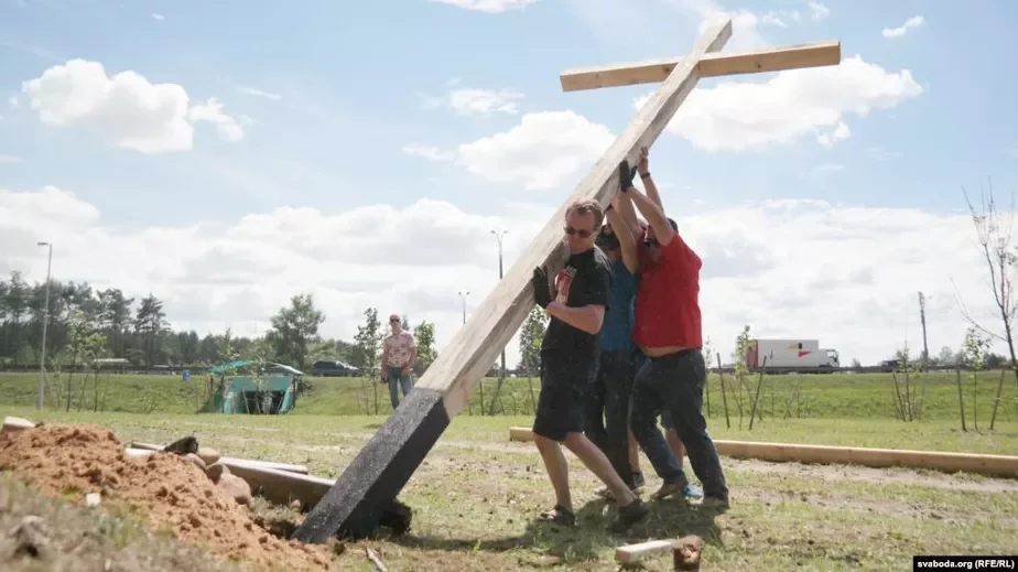 Дмитрий Дашкевич (на переднем плане) устанавливает крест в Куропатах. Фото svaboda.org.