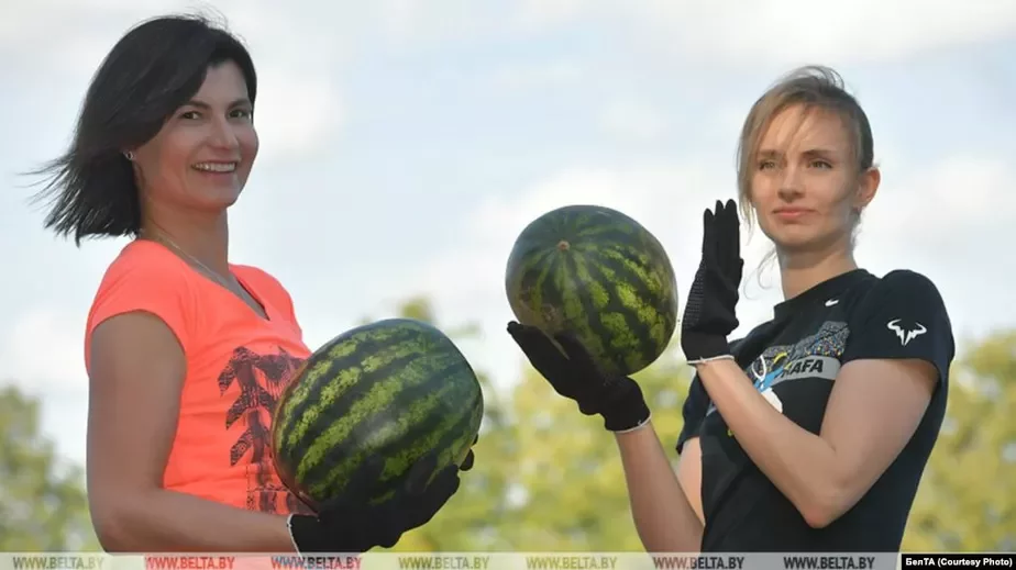 Марыя Багамолава (справа) падчас уборкі кавуноў з Аляксандрам Лукашэнкам, 29 жніўня 2019-га. Фота: БелТА