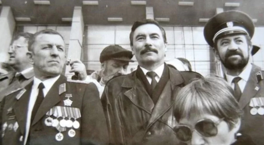 Слева направо: Владимир Бородач (также лишенный звания, ныне в эмиграции в Германии), Юрий Захаренко (пропал без вести) и Валерий Костко.