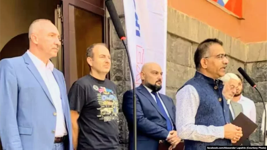 Александр Лапшин (в черной футболке) рядом с Александром Конюком (в синем костюме) и послами Италии и Индии в Армении.