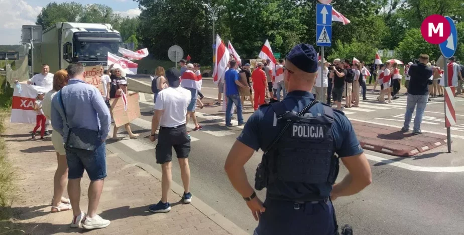 Белорусы во время акции протеста на польско-белорусской границе. Фото Руслана Кулевича