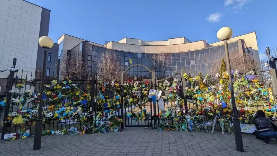 Цветы у посольства Украины в Минске, 27 февраля 2022 года