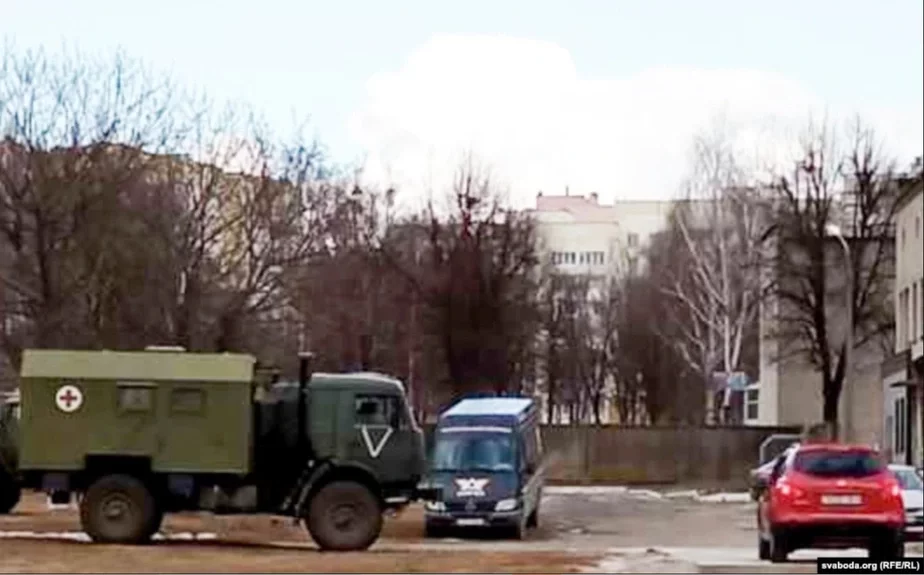 Военные машины скорой помощи и военная техника возле Мозырской городской больницы, 28 февраля 2022 года. Фото: «Радыё Свабода»