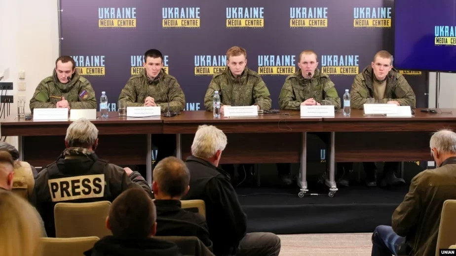 Российские пленники на пресс-конференции в Киеве. Фото AP