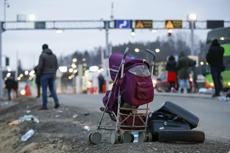Брошенные чемодан и детская коляска беженцев из Украины на пограничном переходе с Польшей, 2 марта 2022 года. Фото: AP