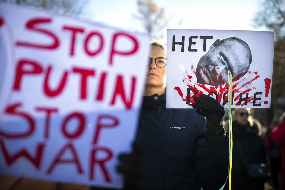 Женщина участвует в акции протеста против российского вторжения в Украину перед посольством России в Вильнюсе. Фото: AP