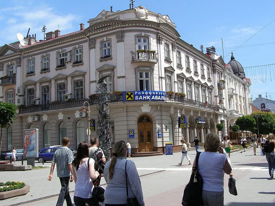 Отделение Райффайзен-банка в Ивано-Франковске. Фото: Википедия