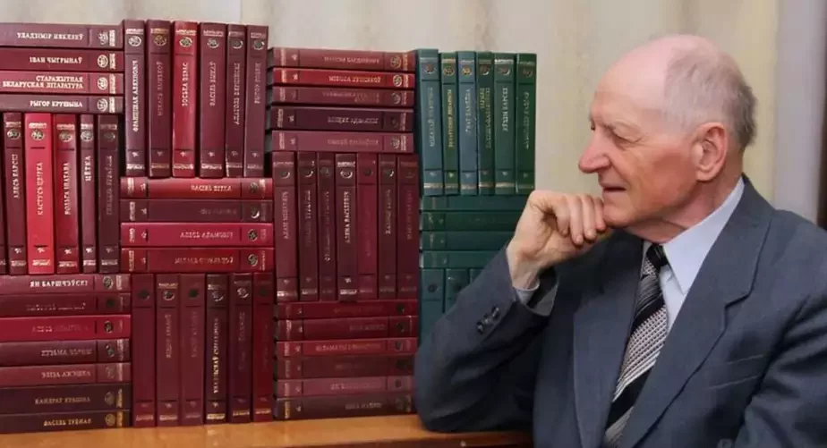 Книги из знаменитой серии «Беларускі кнігазбор» и ее основатель, писатель Константин Цвирко