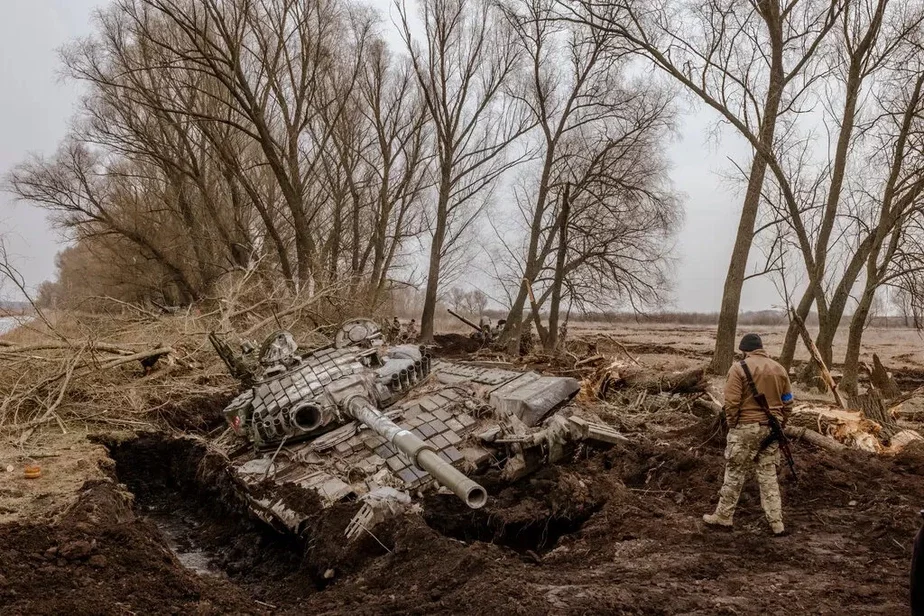Российский танк, который загруз на территории Украины. Фото: The New York Times
