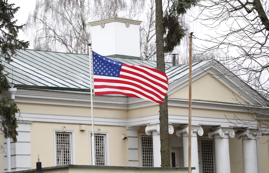 Сцяг над амбасадай ЗША ў Мінску. Фота: ТАСС