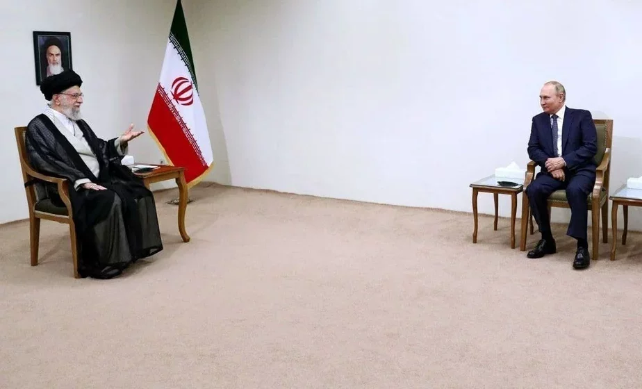 Аятолла Али Хаменеи и Владимир Путин во время личной встречи. Путин здесь фактически оказался в той же роли, которую сам создает для своих гостей в Кремле — сидит на очень дальнем расстоянии от хозяина, хотя и без длинного стола