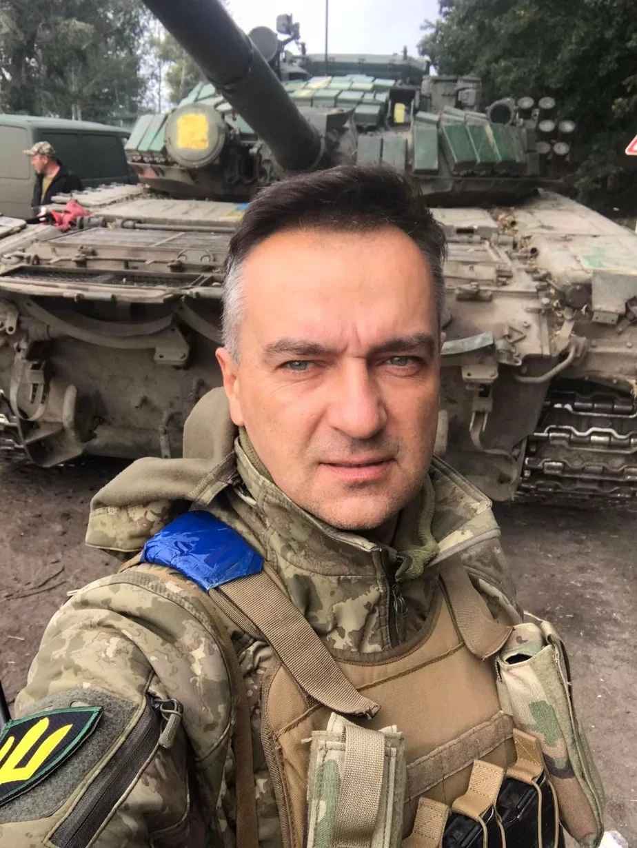 Украінскі афіцэр робіць сэлфі на фоне захопленага расійскага танка. Фота з сацыяльных сетак