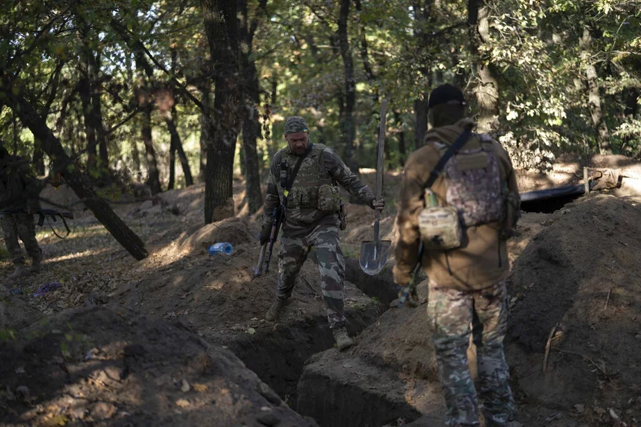 Украинские военные осматривают российские окопы на отвоеванных землях Херсонщины. 12 октября 2022 года. Фото: AP Photo / Leo Correa