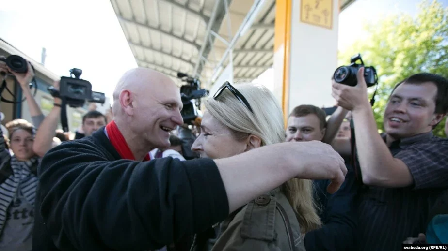 Жена Алеся Беляцкого Наталья Пинчук встречает его на вокзале Минска из тюрьмы в 2014 году.