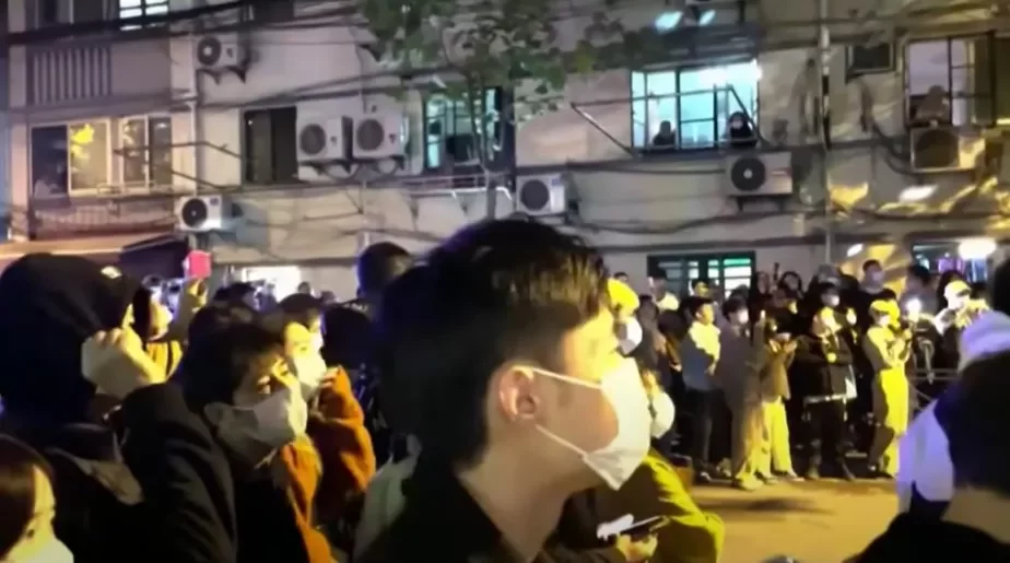 Fota: skrynšot z Youtube-videa «From Xinjiang to Shanghai, Protests Grow in China over COVID Restrictions After Fatal Apartment Fire»