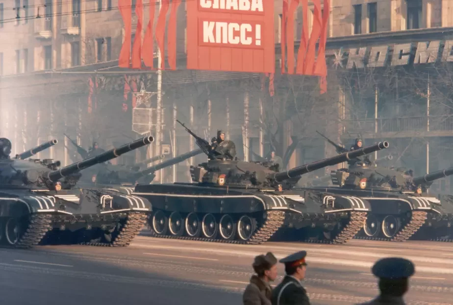 Vajskovy parad, pryśviečany 66-j hadavinie Kastryčnickaj revalucyi, Maskva, 1983 h. Fota: Thomas Hedden