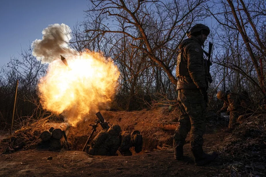 Украінскія вайскоўцы на пазіцыях пад Бахмутам. Фота: Evgeniy Maloletka / AP Photo