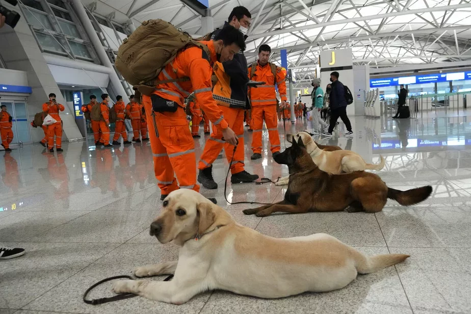Корейские спасатели отправляются на помощь к турецким коллегам. Фото: AP Photo / Ahn Young-joon