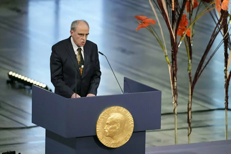 Председатель правления «Мемориала» Ян Рачинский во время получения Нобелевской премии в Осло 10 декабря 2022 года. Фото: Markus Schreiber / AP