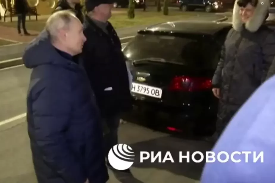 Путин приехал в оккупированный Мариуполь ночью 19 марта. Скрин видео