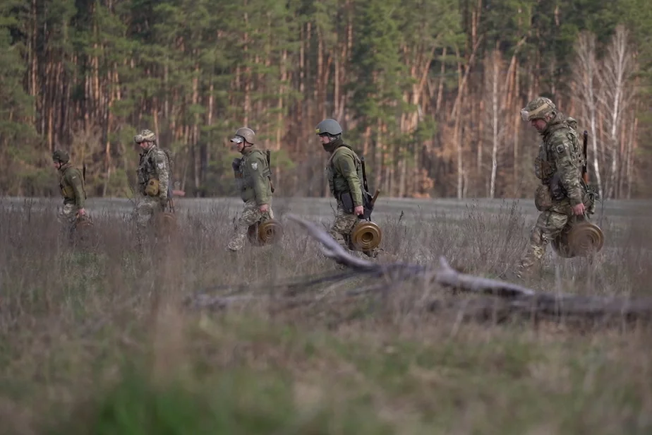 Военные несут противотанковые мины. Фото: фейсбук-страница командования Объединенных сил ВС Украины