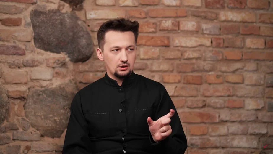 Священник Александр Кухта во время интервью. Кадр из видео ютуб-канала «Жыццё-маліна»