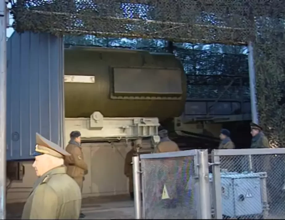 Скриншот видео с церемонии вывоза ядерного оружия в 1996 году