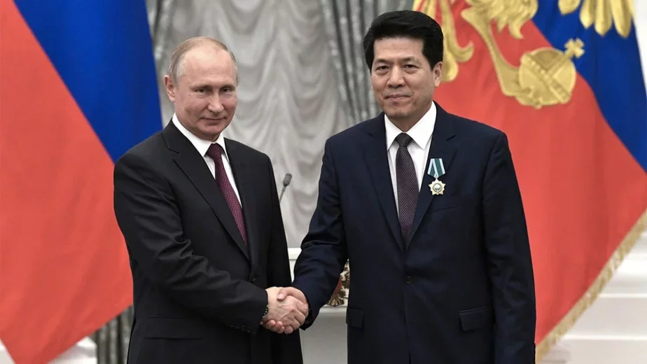 Президент России Владимир Путин с китайским посланником Ли Хуэем