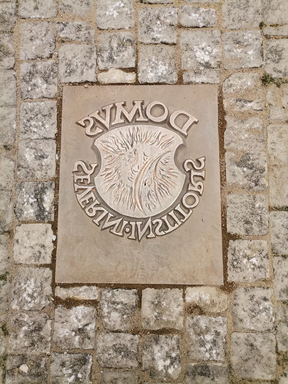 Вид знака на предполагаемом месте пражской типографии Скорины