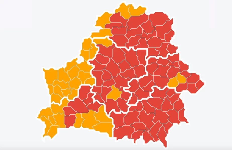 Красным обозначено, где полностью запрещено посещать леса, желтым, где введены ограничения. Интерактивная карта Минлесхоза