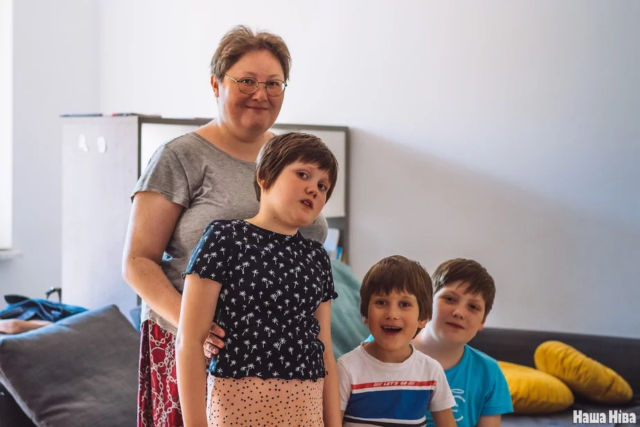 Майя Терекулова с тремя детьми в Белостоке. Фото: «Наша Ніва»