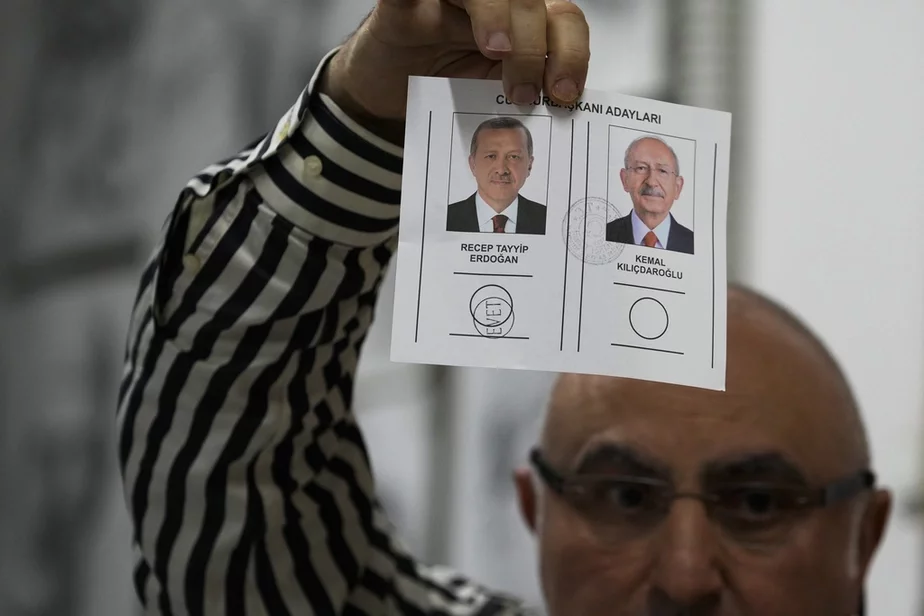 Реджеп Тайип Эрдоган (слева) и Кемаль Кылычдароглу (справа) на бюллетене во время президентских выборов в Турции. Фото: Emrah Gurel / AP