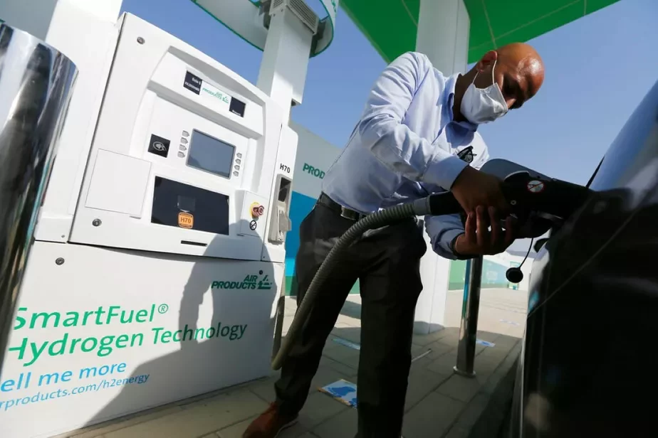 refilling a hydrogen powered vehicle запраўка вадароднам аўтамабля заправка водородом автомобиля
