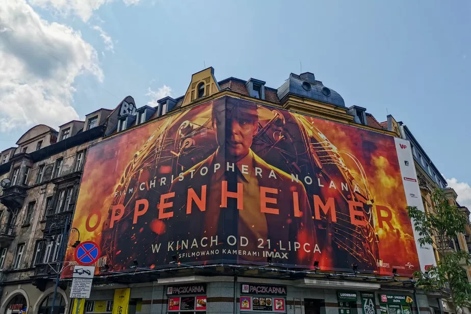 Реклама «Оппенгеймера» в Катовицах, Польша. Фото: Beata Zawrzel / NurPhoto via Getty Images