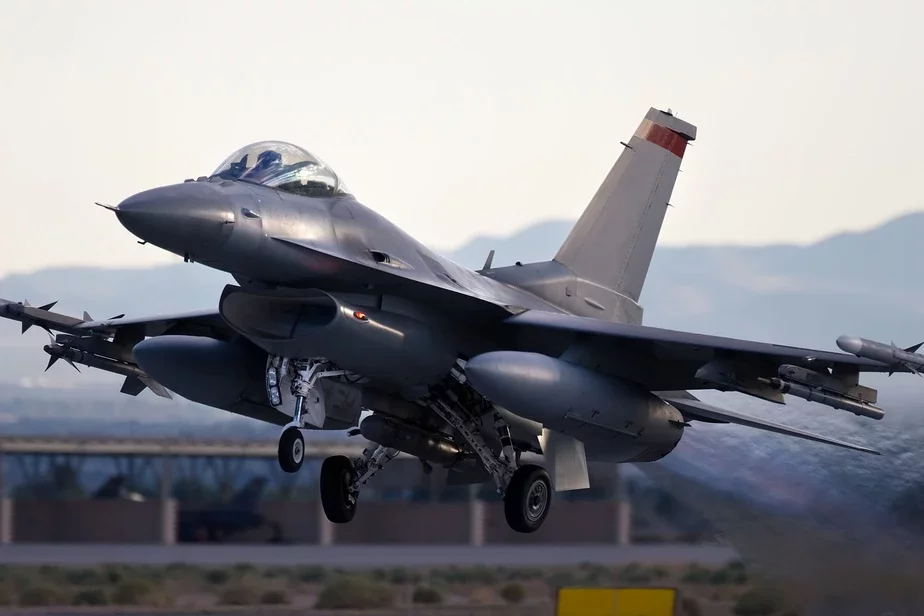 Знішчальнік F-16. Фота: CT757fan. Getty Images