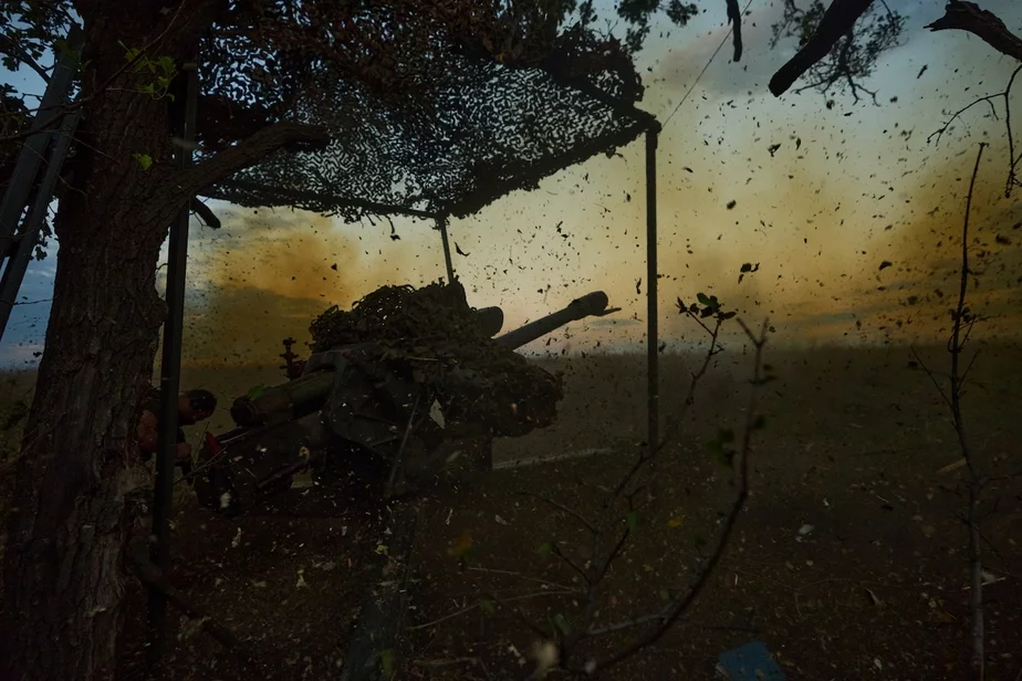 Бахмутский район, 16 сентября 2023 года. 10-я горно-штурмовая бригада «Эдельвейс» ведет огонь из советской артиллерии «Д-30». Фото: Libkos / Getty Images