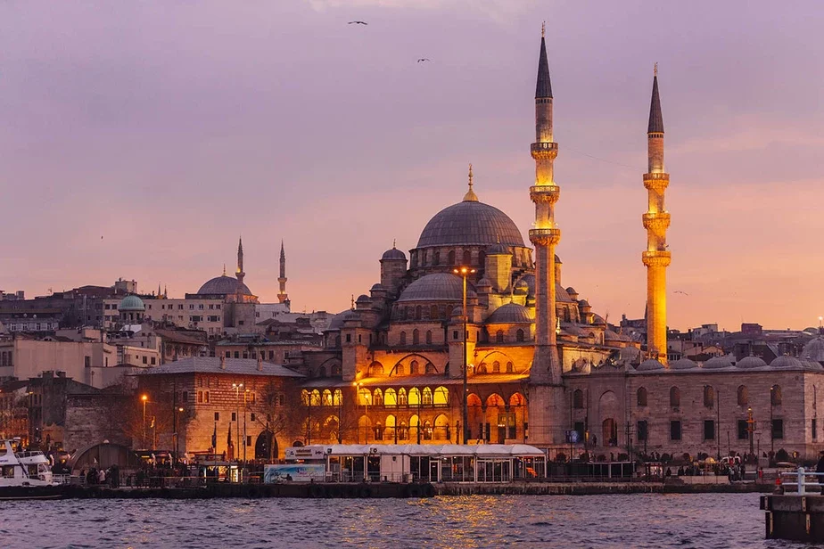 Стамбул — город контрастов, как говорили в культовом советском фильме. Фото: Alexander Spatari / Getty Images